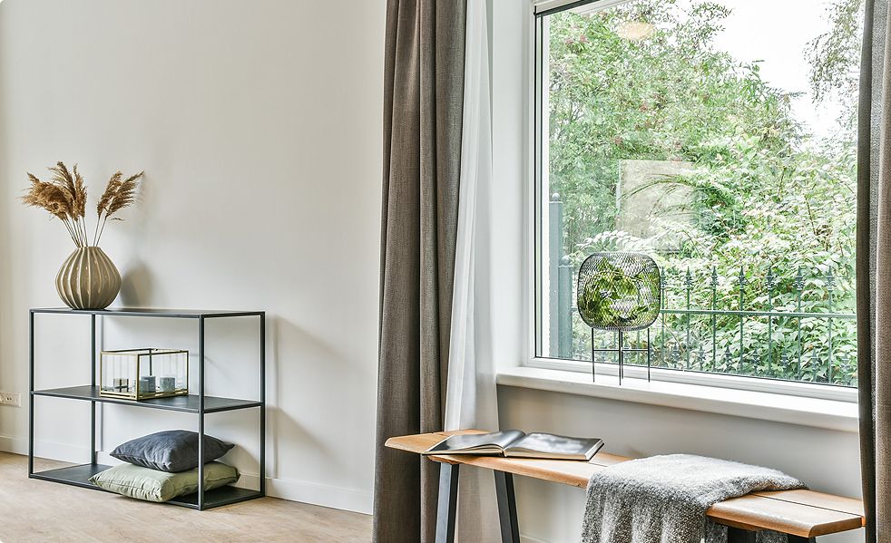 Großes Fenster mit einer Sitzbank